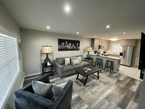 Top Airbnb: *IN THE CITY!* Modern Downtown Apt in Loring Heights