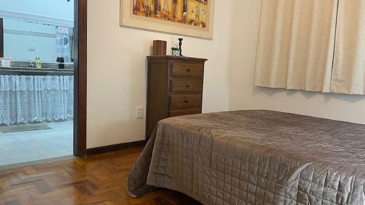 Спалня 3 със самостоятелен санитарен възел, следобедно слънце