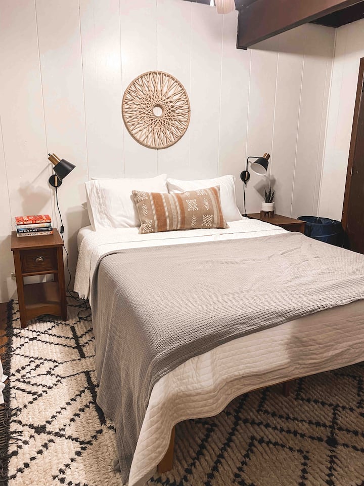 חדר שינה ראשי בקומה 1 עם מיטת קווין סייז