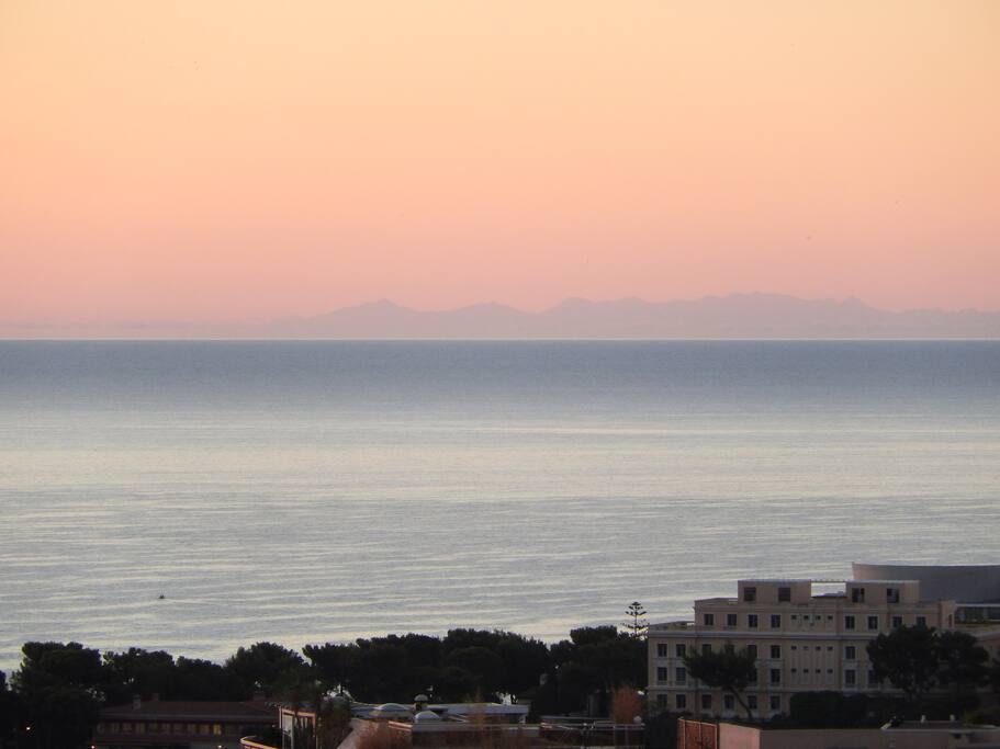 Vue sur la "Corse" depuis la terrasse (assez tôt le matin et par temps dégagé) '
