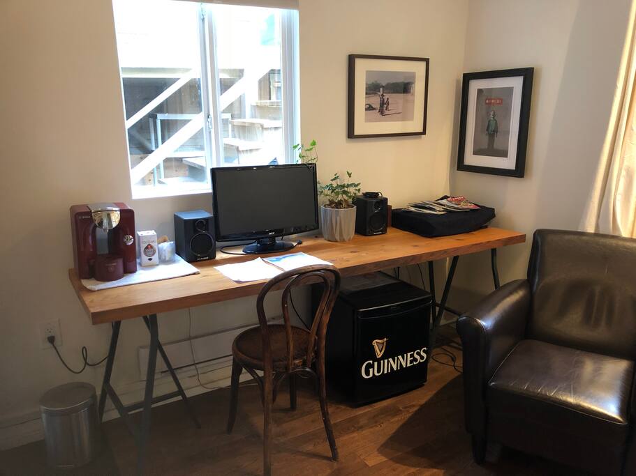 Desk area, with mini fridge and Tassimo coffee maker (coffee/sugar included)