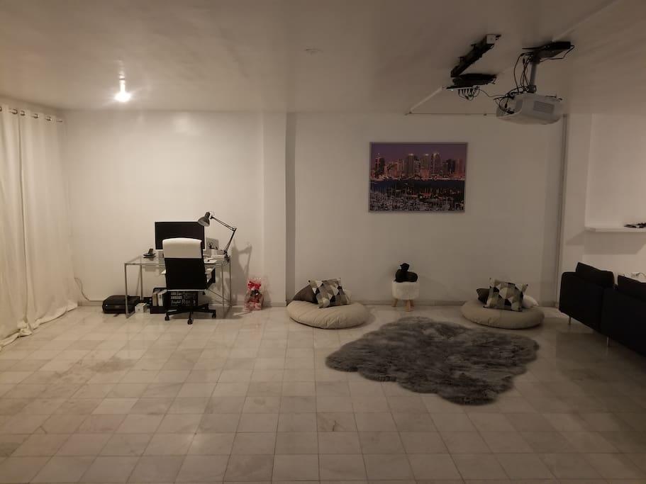 Main Living room with Huge Projector. American Direct TV/Netflix/PS4
No foods/drinks in the living room please, ( expect popcorn of course )