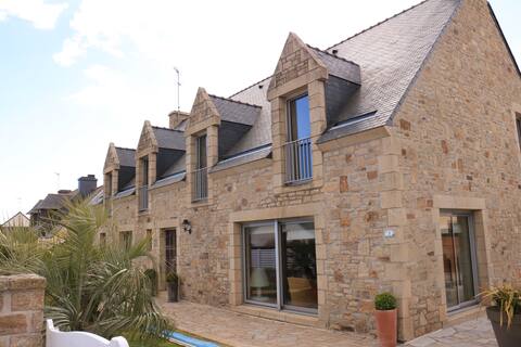 Splendid Villa with pool near sea & port