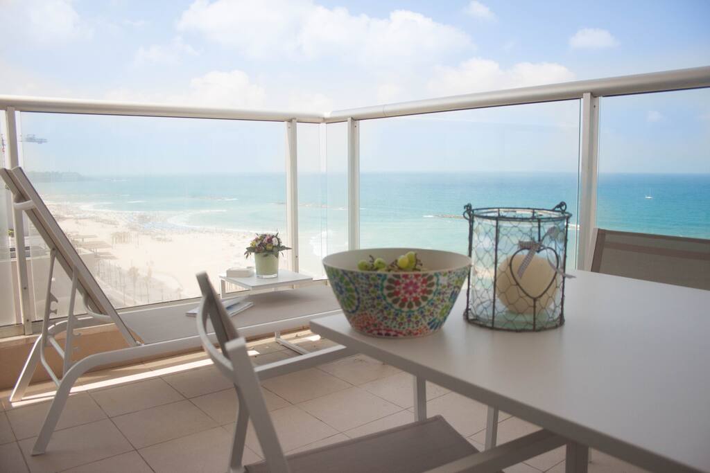 CHIC DESIGN, COMFORT AND BLUE VIEWS...