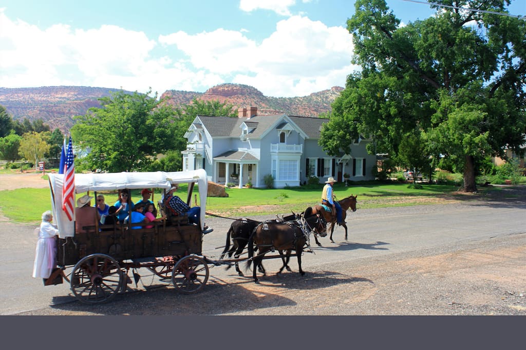 The oldest pioneer home in Kanab, centrally located, and easily accessible to many restaurants and attractions.