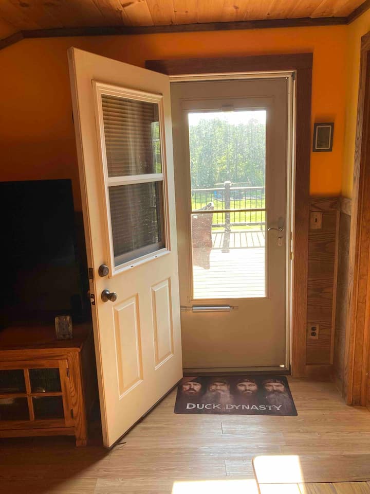 Cal’s Cabin. Glamping At Its Finest. Lerie Min Awy - Angola on the Lake, NY