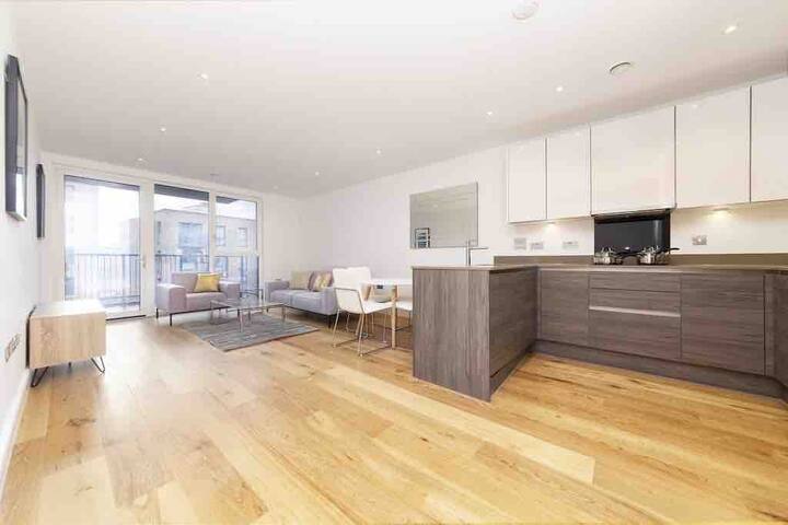 Stylish 2 bed apartment- near station gallery image 4