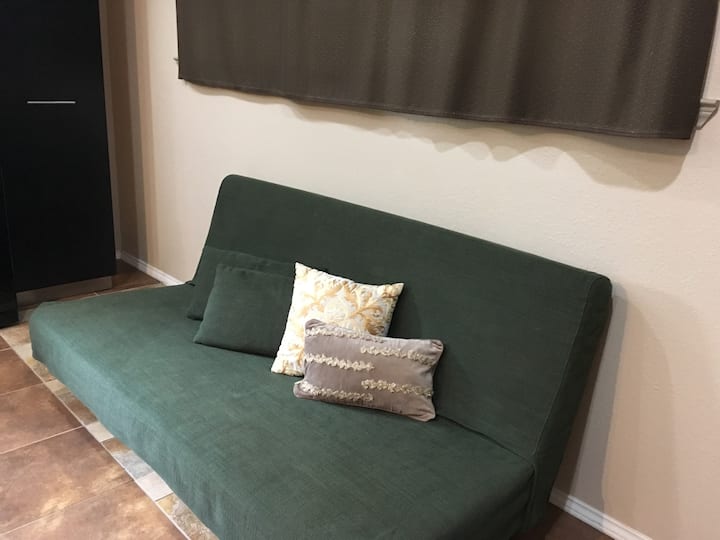 Dhoma e ndenjjes është e përbashkët me kuzhinën. IKEA Beddinge - krevat tepër i gjatë 79"për njerëz të gjatë. Krevat i vogël dopio "queen", i rehatshëm për 2 vizitorë.