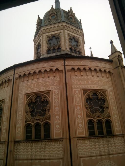 Quasi tutte le stanze danno sulla chiesa di San Salvario. E la domenica suona pure l'organo!