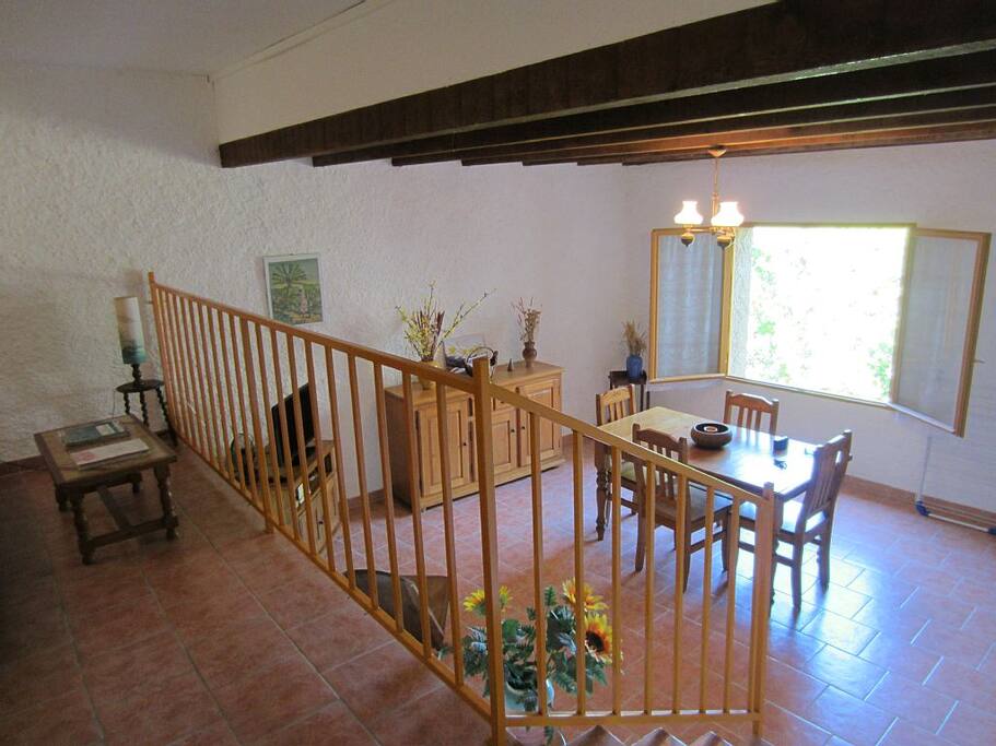 Salle à manger depuis la mezzanine.