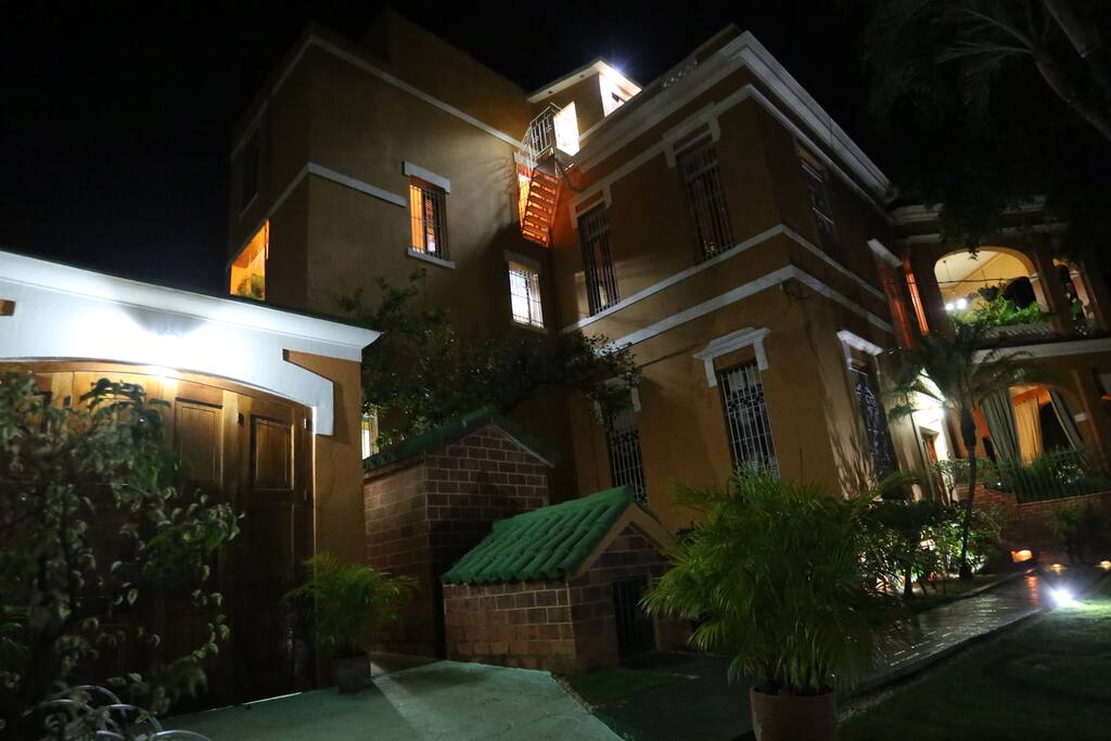 Vista exterior nocturna