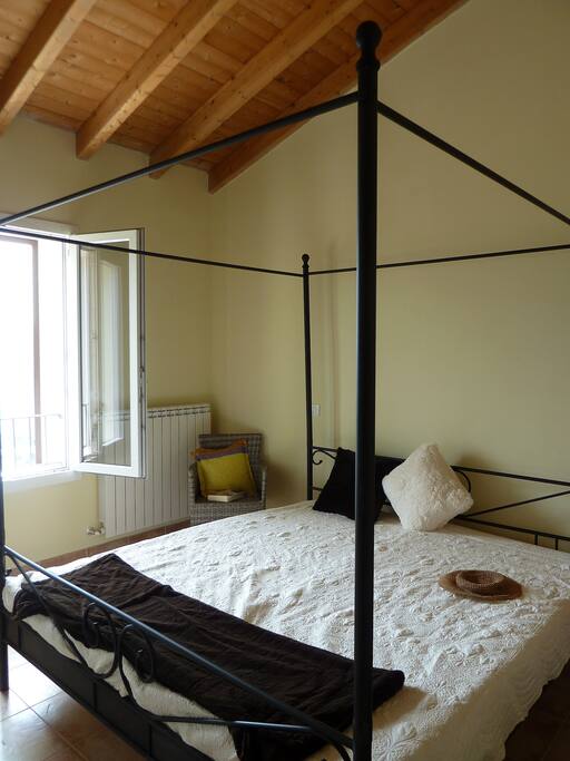 Das größere Schlafzimmer, Bett 1,80x2m, herrlicher Blick.