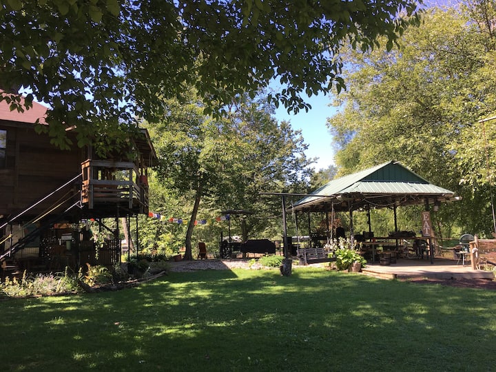 Cozy River Cabin in the Trees