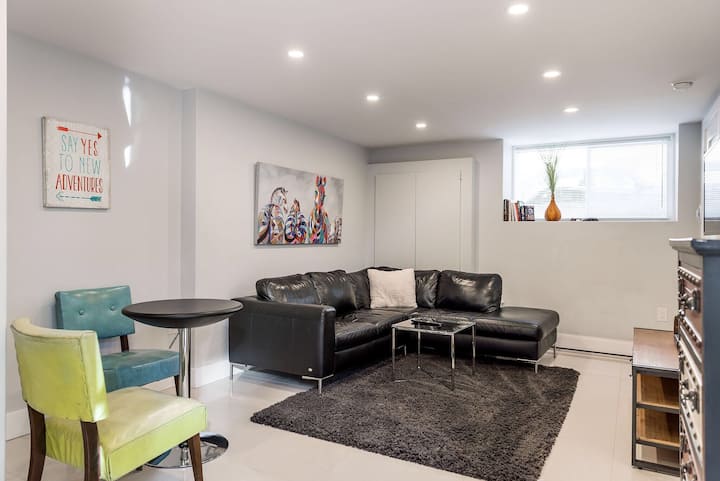 Studio 1  Bedroom Apt. Heart of City PARKING INCLD