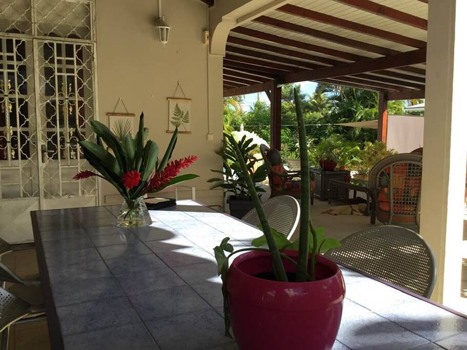 le coin repas sur la terrasse
