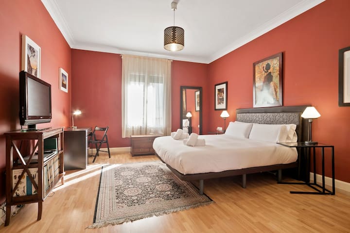 5-bedroom 3 bathroom apartment with lots of style