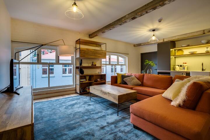 4 Bedroom Luxury Waterfront Apartment in Hobart gallery image 2