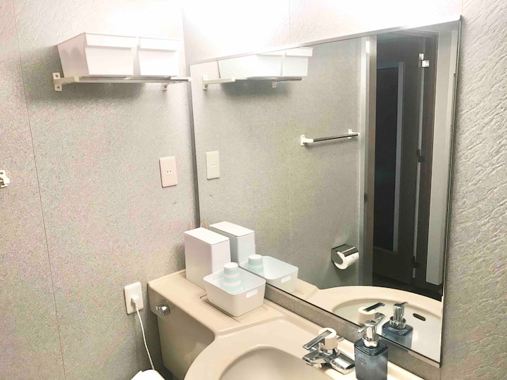 トイレにはウォシュレット完備。
パウダールームには、ドライヤー、紙コップ、カミソリ、歯ブラシ、ハンドソープをご用意しております