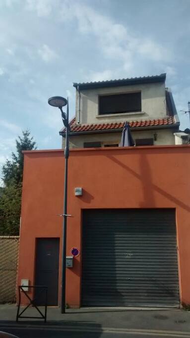 Private home with possible enclosed garage for your Ferrari..