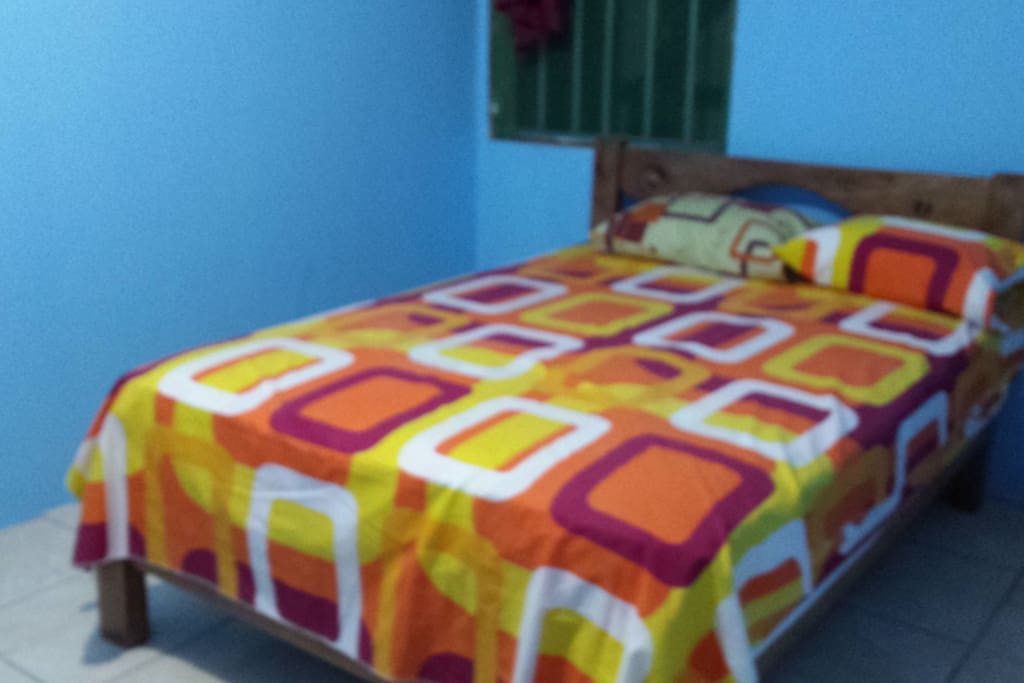 Cuarto con una cama matrimonial y baño