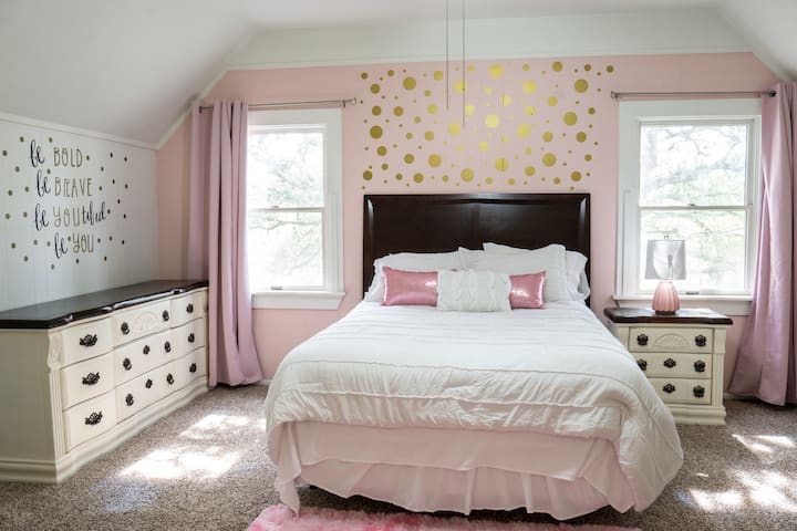 غرفة نوم في الطابق العلوي