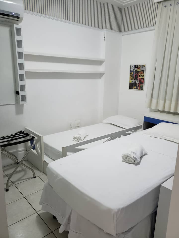 Soba s dva odvojena kreveta, klima-uređajem, plahtom,  ručnicima, zavjesom za zamračivanje, ormarom.