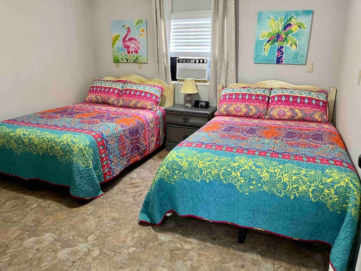 2 кревета во целосна големина во спалната соба 2