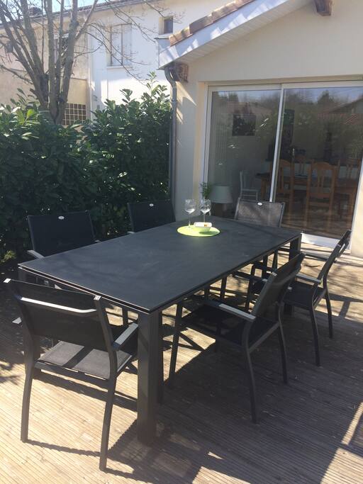 Rendez-vous sur la terrasse pour un verre, un barbecue..