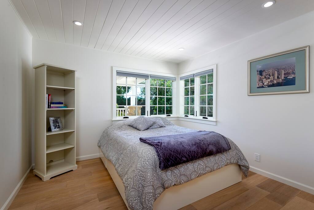 Guest bedroom (queen bed)