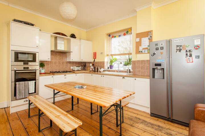 Large central 4-story townhouse – Timeout 2024 gallery image 4