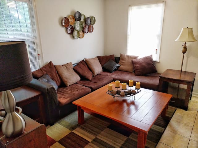 5 Minute Walk Downtown from Duplex on Quiet Street