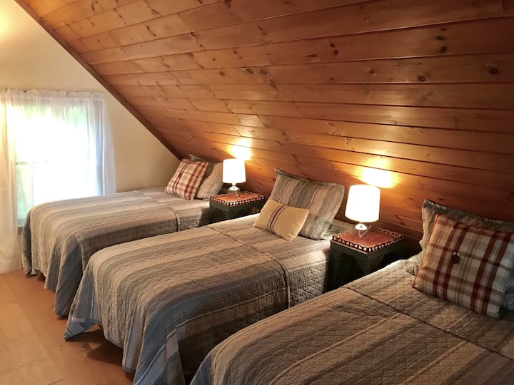 Dhomë gjumi në loft me 3 krevate tek