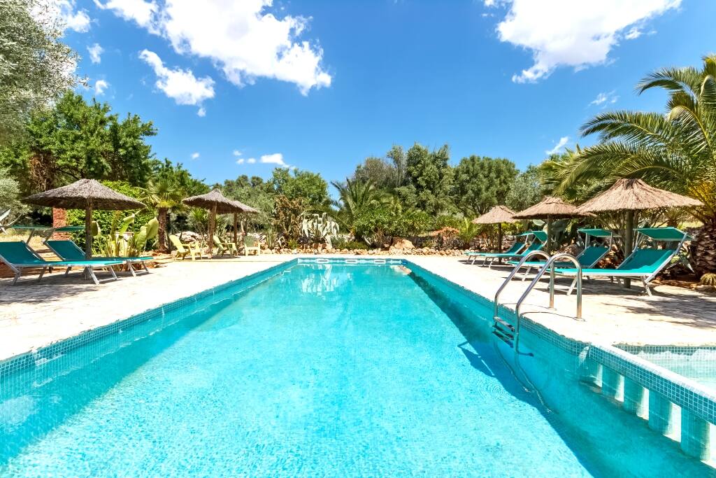 ....umgeben von einem mediteranen Garten und einer Naturstein-Terrasse