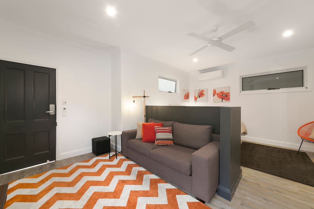 Red studio TV lounge / sofa bed