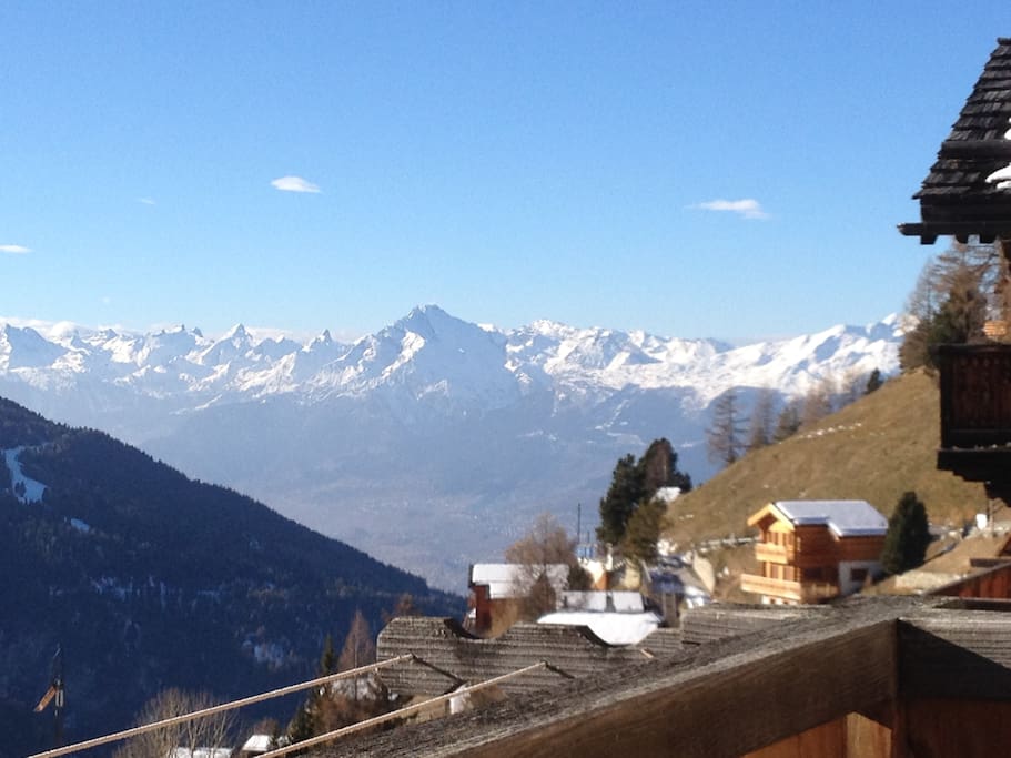 Vue depuis le balcon sur les alpes Bernoises et la vallée du Rhône.