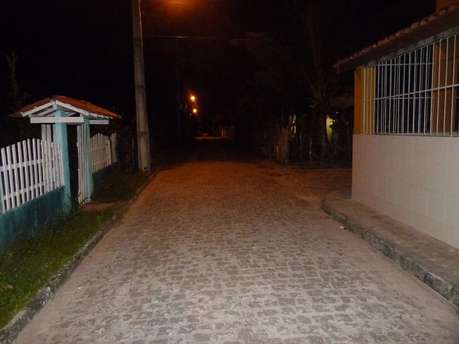 Rua principal que passa na frente da casa
