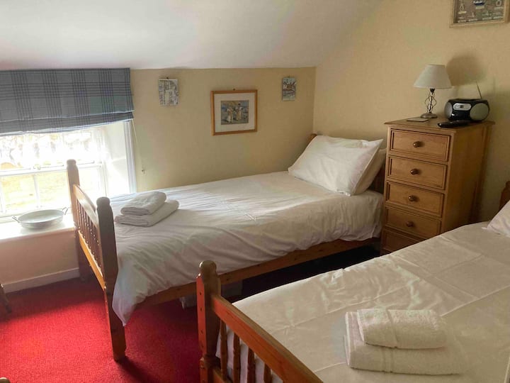 غرفة نوم مزدوجة في الطابق الثاني.