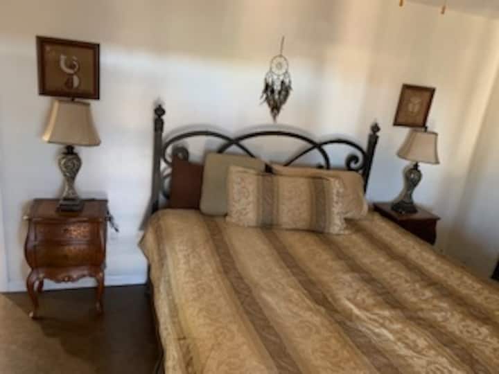 ห้องนอนใหญ่พร้อมโต๊ะทำงานสำหรับพื้นที่ทำงานส่วนตัวและสมาร์ททีวีขนาดใหญ่