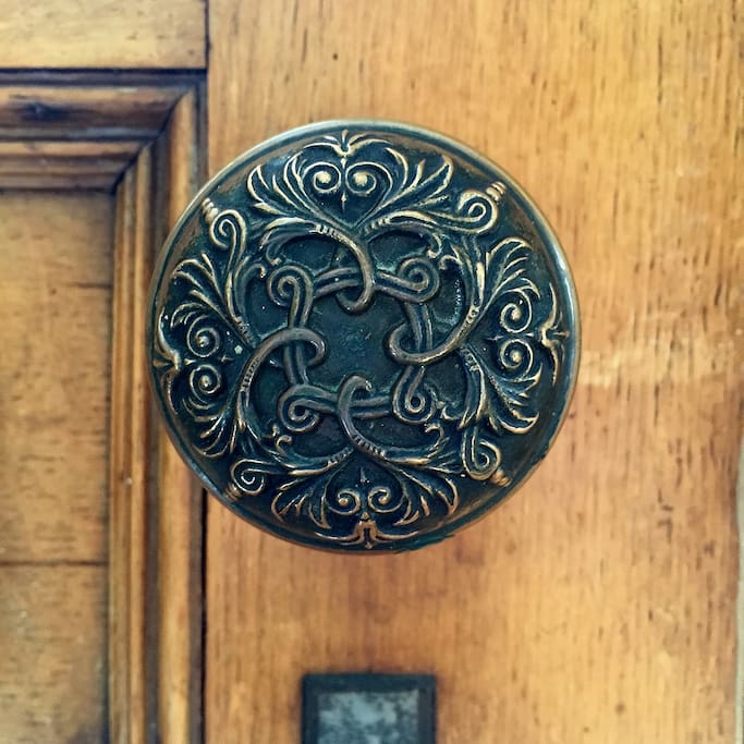 Here's an artsy old house pic.