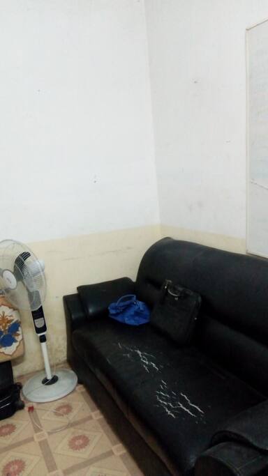 3ème angle de la chambre avec un canapé 3 places pour des discussions avant coucher ou pour se relaxer, de même pour disposer ces affaires perso en mode geek. Un tableau aussi pour planifier ses journées et sa semaine.