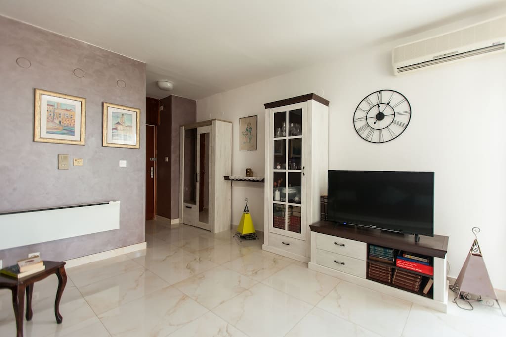 Living area, flat TV, A/C, entrance