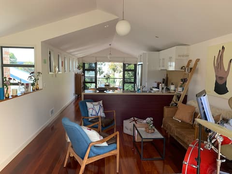 Successful Airbnb property: Stunning contemporary residence, free parking in South Melbourne