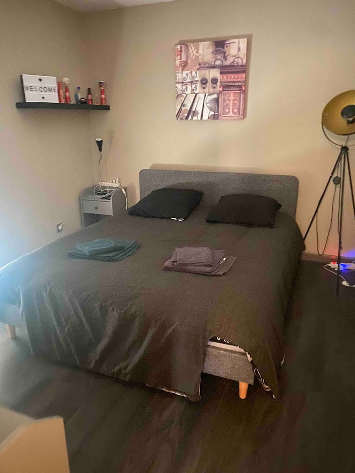 Krevet u spavaćoj sobi 160 s TV-om. 