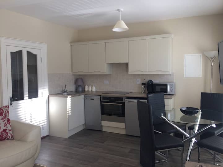 2bed apt, private parking gr8 space