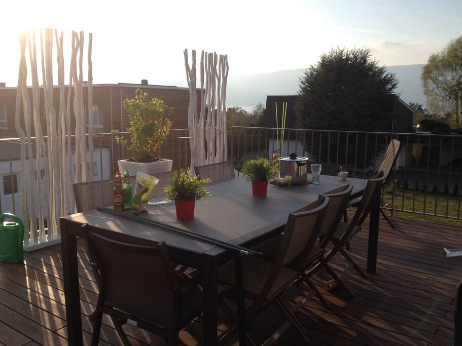 Terrasse supérieure avec vue sur le lac et le jardin
