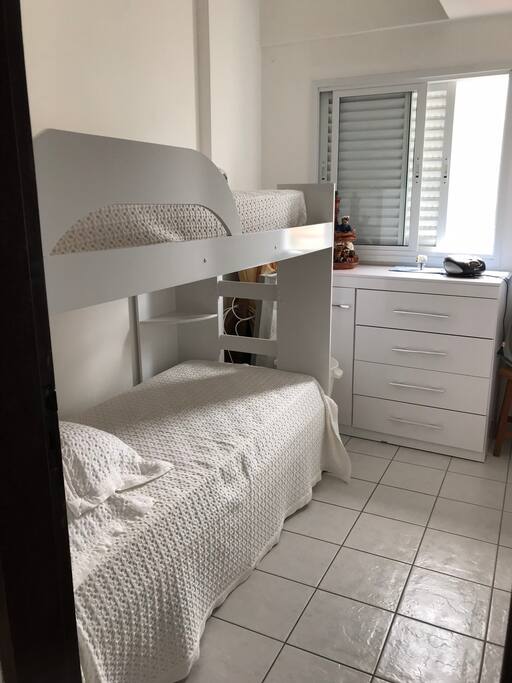 Quarto 2 beliche solteiro e ventilador
