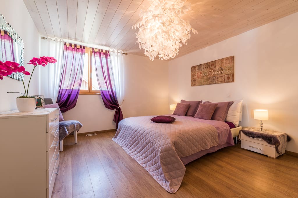 Chambre lilas, lit double