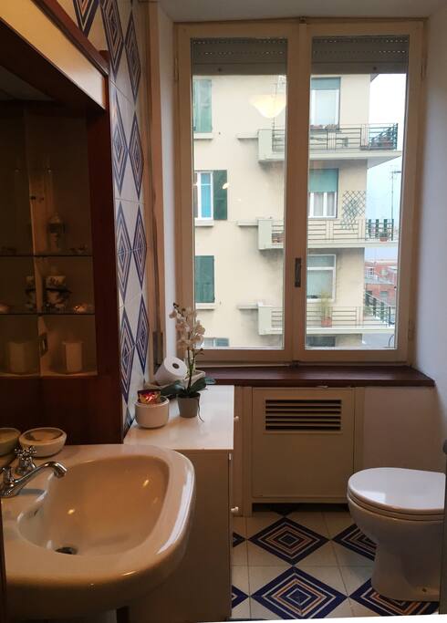 bagno con un piccolo scorcio sul mare