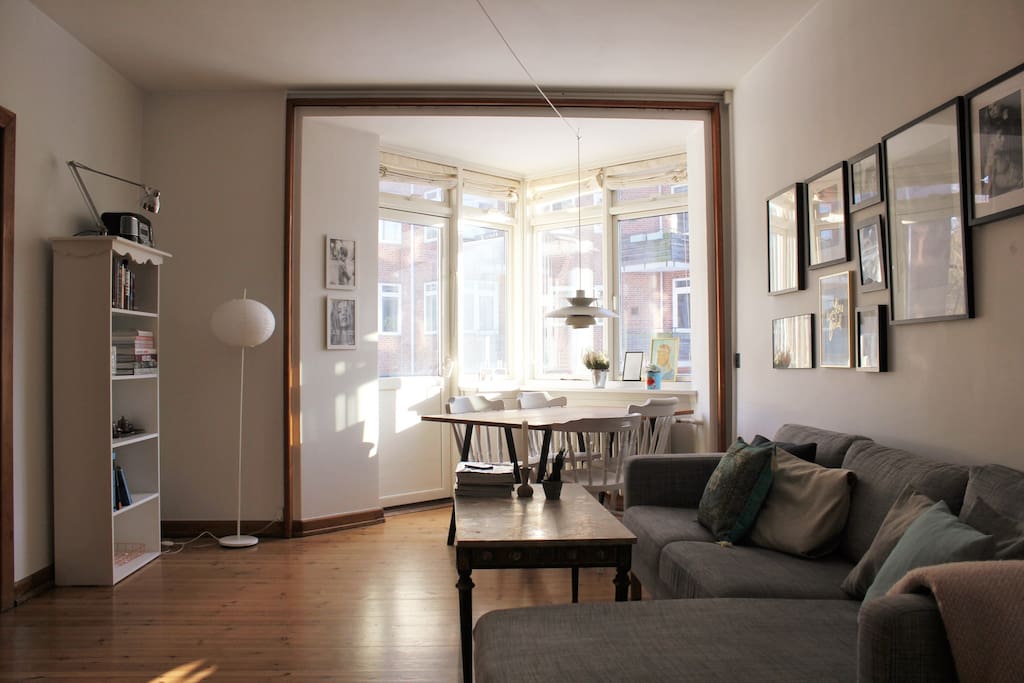 Stue med spisebord, sofa, TV og wifi
