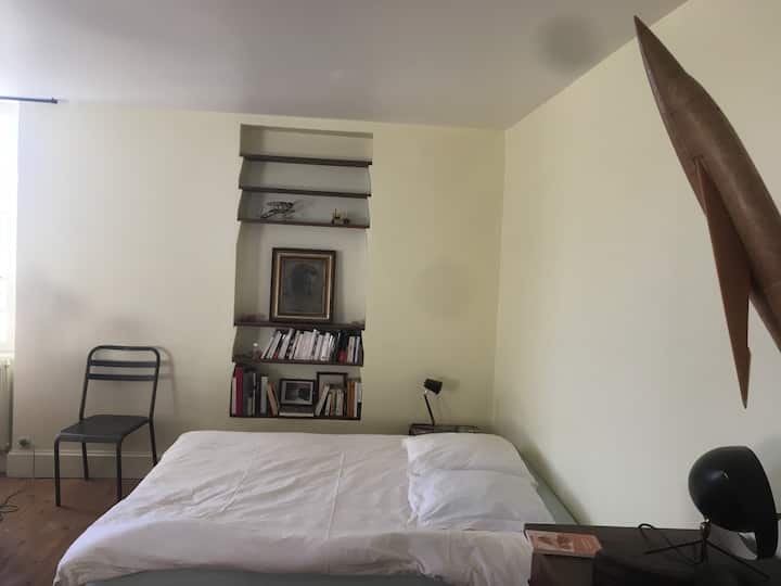 Ორი ფანჯარა ამ ოთახში (აღმოსავლეთი და სამხრეთი)